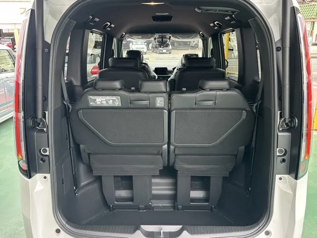 ステップワゴン(ホンダ)e・HEVスパーダ 7人登録済未使用車 13