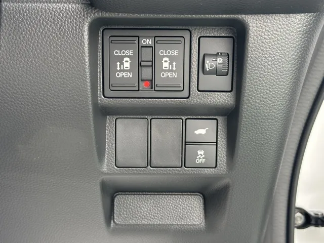 ステップワゴン(ホンダ)e・HEVスパーダ 7人登録済未使用車 19