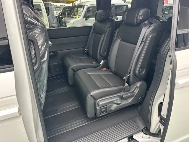 ステップワゴン(ホンダ)e・HEVスパーダ 7人登録済未使用車 4
