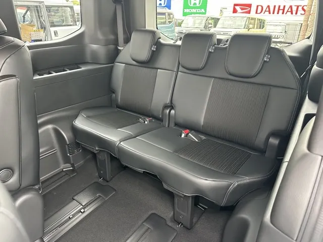 ステップワゴン(ホンダ)e・HEVスパーダ 7人登録済未使用車 5