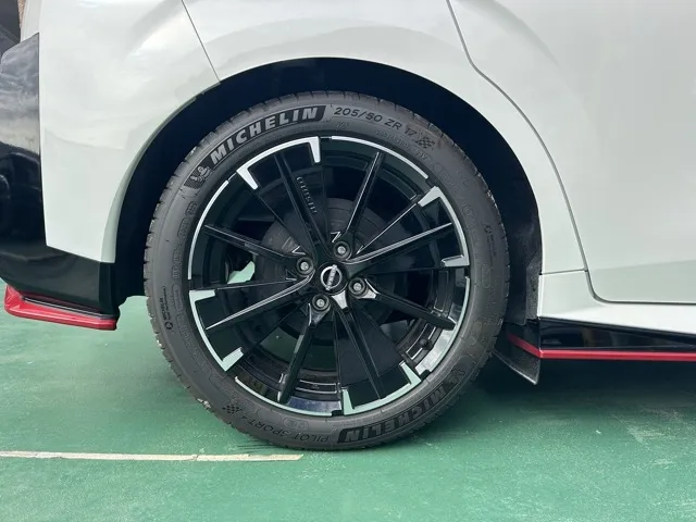 オーラ(ニッサン)ニスモ チューンドeパワー 寒冷地 4WD登録済未使用車 12