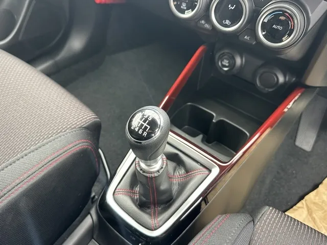 スイフト(スズキ)ベースグレード　セーフティサポート非装着車 MT登録済未使用車 15