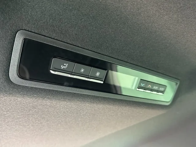 ヴォクシー(トヨタ)ハイブリッドS-Z 7人 プロジェクター式LED DVD登録済未使用車 9