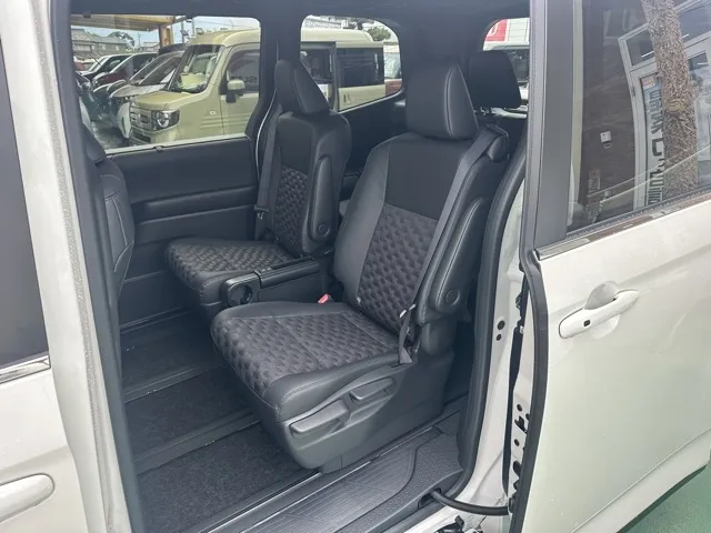 ヴォクシー(トヨタ)ハイブリッドS-Z 7人 プロジェクター式LED DVD登録済未使用車 4