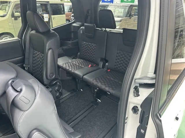 ヴォクシー(トヨタ)ハイブリッドS-Z 7人 プロジェクター式LED DVD登録済未使用車 5