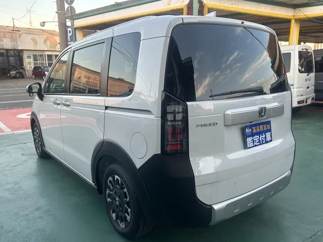 フリード(ホンダ)クロスター 5人乗登録済未使用車 2