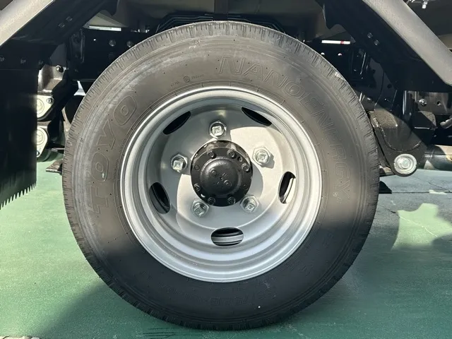 キャンター(三菱)全低床 平ボディ ２ｔ登録済未使用車 14