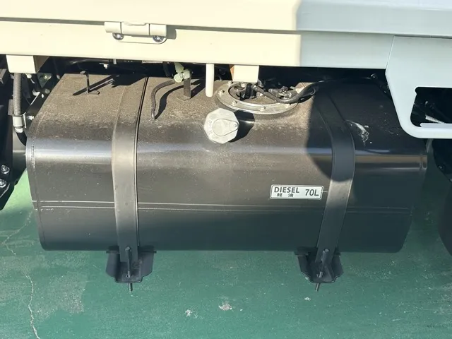 キャンター(三菱)全低床 平ボディ ２ｔ登録済未使用車 16