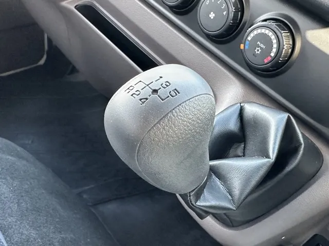 キャンター(三菱)全低床 平ボディ ２ｔ登録済未使用車 19