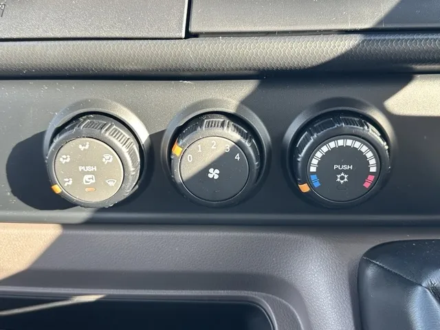 キャンター(三菱)全低床 平ボディ ２ｔ登録済未使用車 20