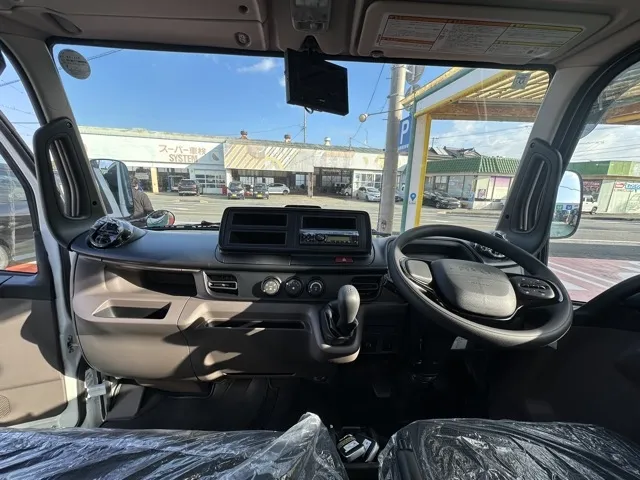 キャンター(三菱)全低床 平ボディ ２ｔ登録済未使用車 4
