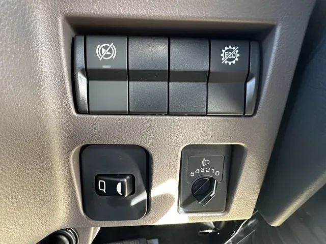 キャンター(三菱)全低床 平ボディ ２ｔ登録済未使用車 18