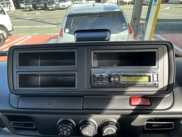 キャンター(三菱)全低床 平ボディ ２ｔ登録済未使用車 19