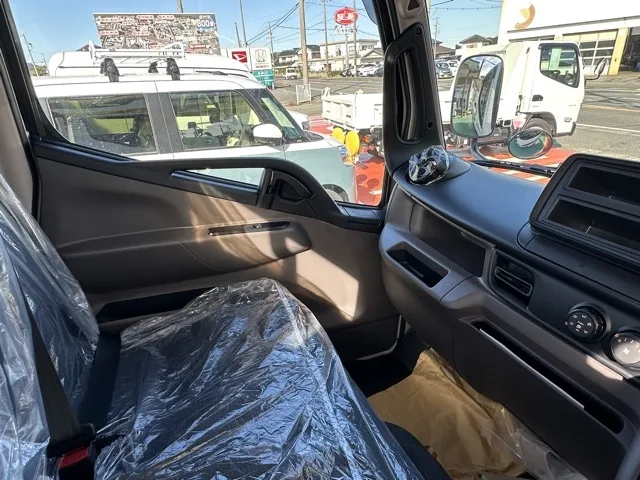 キャンター(三菱)全低床 平ボディ ２ｔ登録済未使用車 23