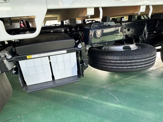 キャンター(三菱)全低床 平ボディ ２ｔ登録済未使用車 5