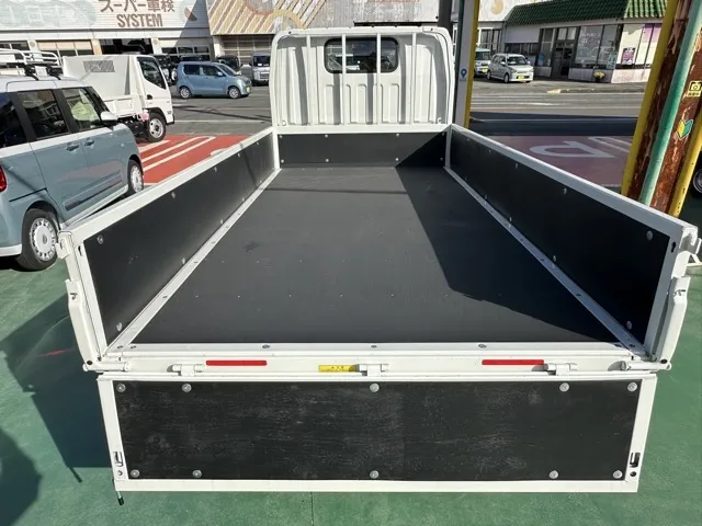 キャンター(三菱)全低床 平ボディ ２ｔ登録済未使用車 7