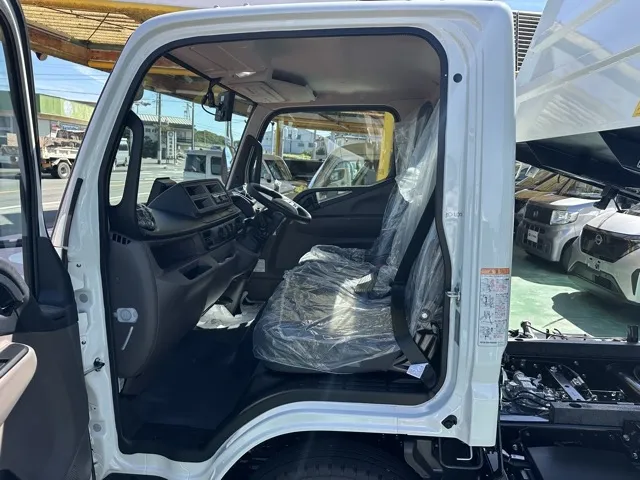 キャンター(三菱)全低床キョウカダンプ ３ｔレンタ登録済未使用車 3
