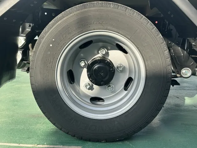 キャンター(三菱)全低床 平ボディ ２ｔ登録済未使用車 12