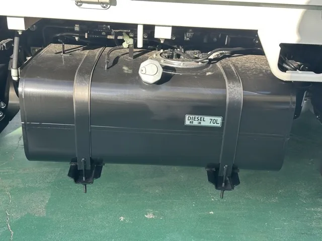 キャンター(三菱)全低床 平ボディ ２ｔ登録済未使用車 14