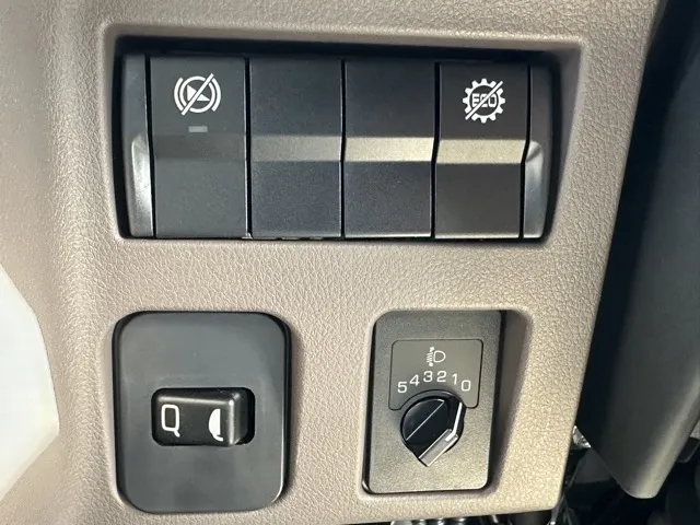 キャンター(三菱)全低床 平ボディ ２ｔ登録済未使用車 18