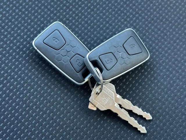 キャンター(三菱)全低床 平ボディ ２ｔ登録済未使用車 27