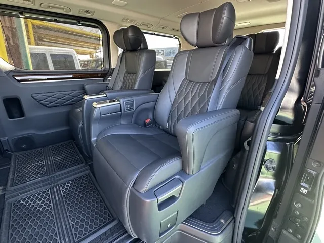 グランエース(トヨタ)プレミアム 6人中古車 4