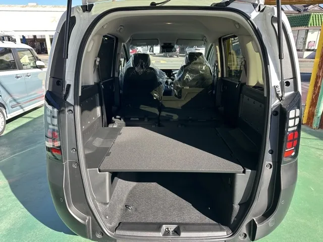 フリード(ホンダ)e：HEVクロスター 5人乗登録済未使用車 10