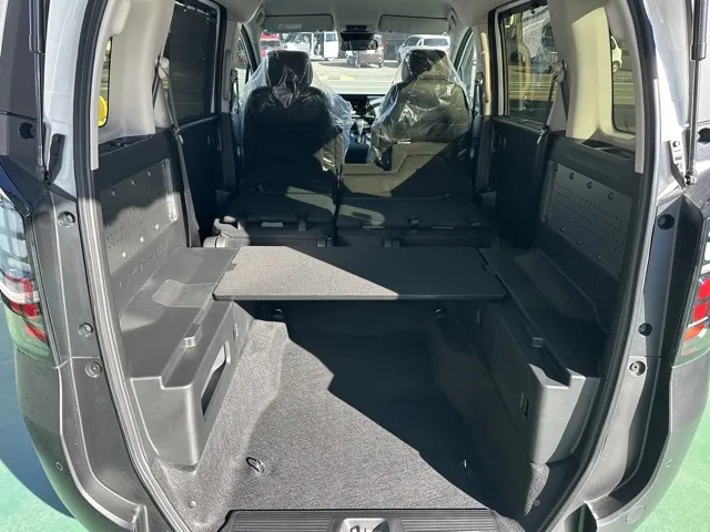 フリード(ホンダ)e：HEVクロスター 5人乗登録済未使用車 11