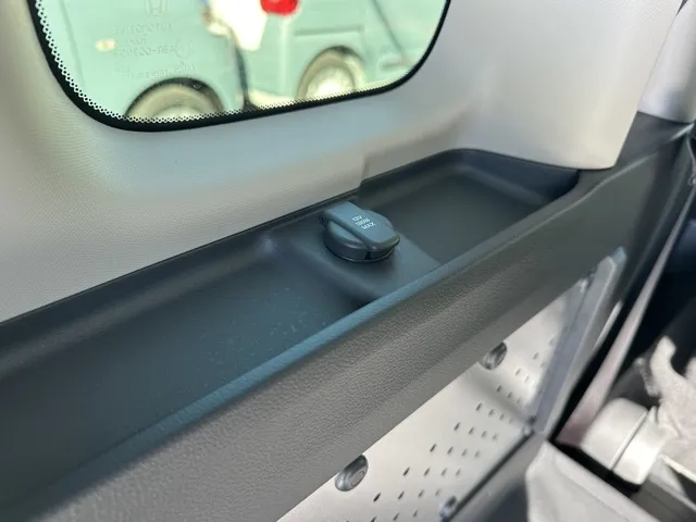 フリード(ホンダ)e：HEVクロスター 5人乗登録済未使用車 12