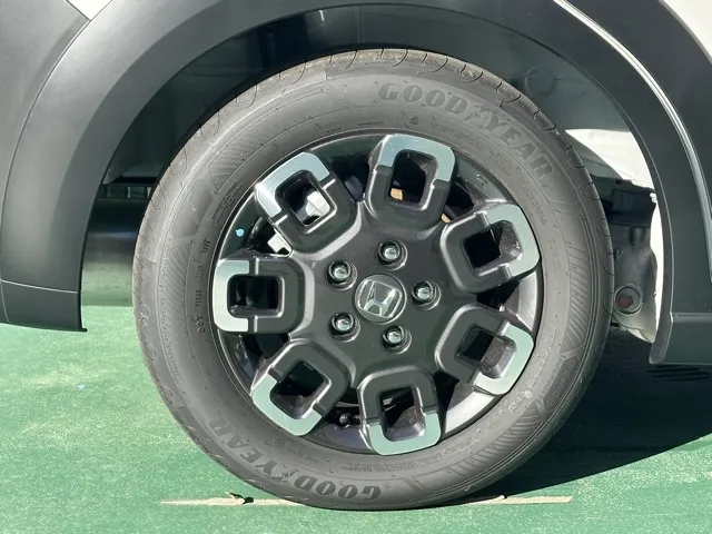 フリード(ホンダ)e：HEVクロスター 5人乗登録済未使用車 14