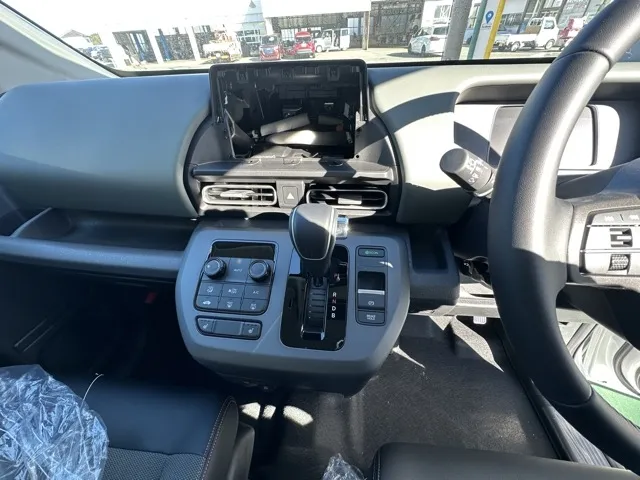 フリード(ホンダ)e：HEVクロスター 5人乗登録済未使用車 17