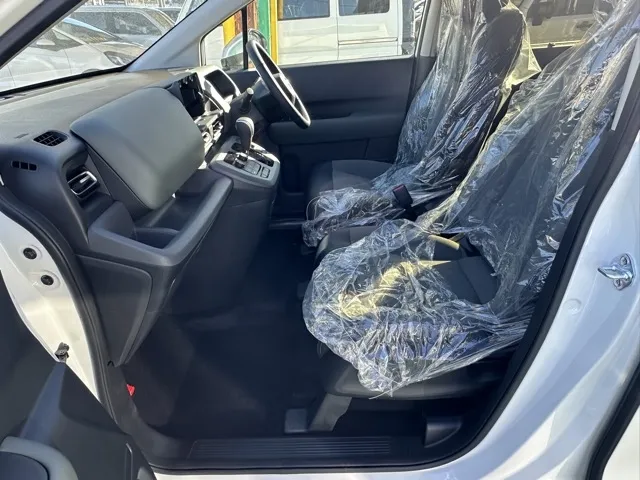 フリード(ホンダ)e：HEVクロスター 5人乗登録済未使用車 3