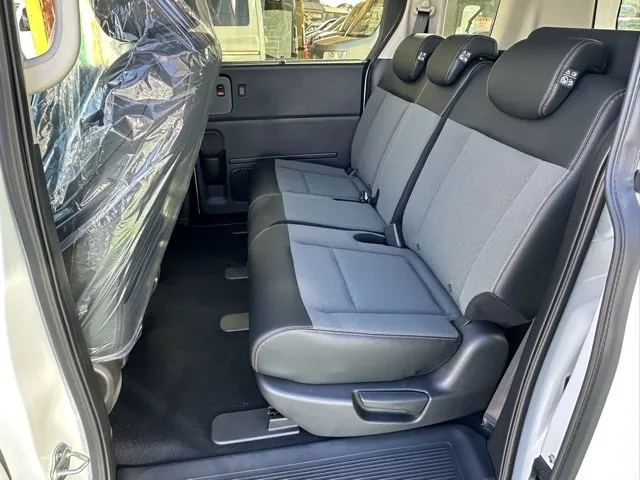 フリード(ホンダ)e：HEVクロスター 5人乗登録済未使用車 4