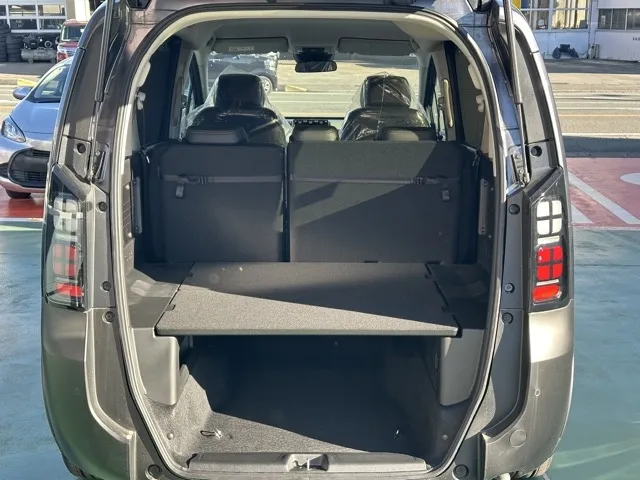 フリード(ホンダ)e：HEVクロスター 5人乗登録済未使用車 9