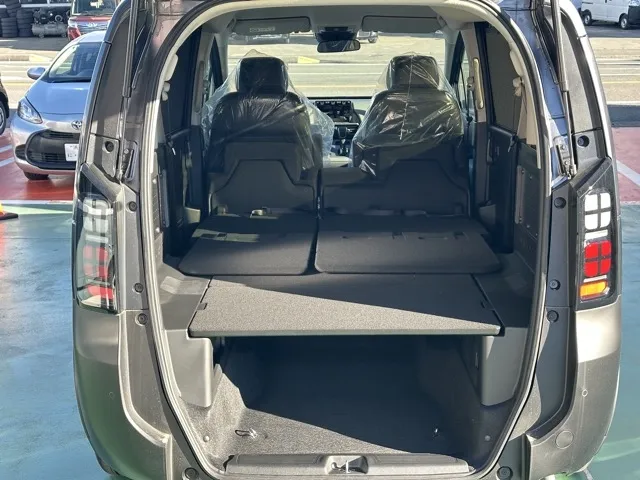 フリード(ホンダ)e：HEVクロスター 5人乗登録済未使用車 10