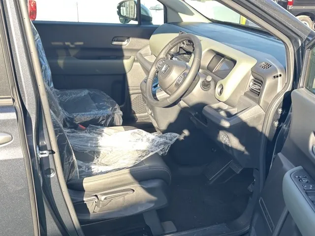 フリード(ホンダ)e：HEVクロスター 5人乗登録済未使用車 15