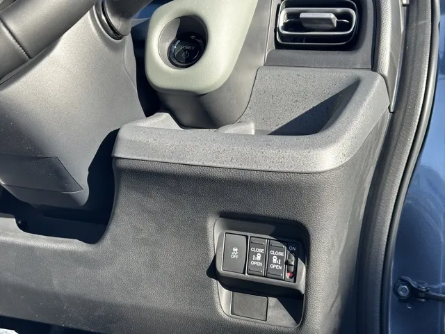 フリード(ホンダ)e：HEVクロスター 5人乗登録済未使用車 17