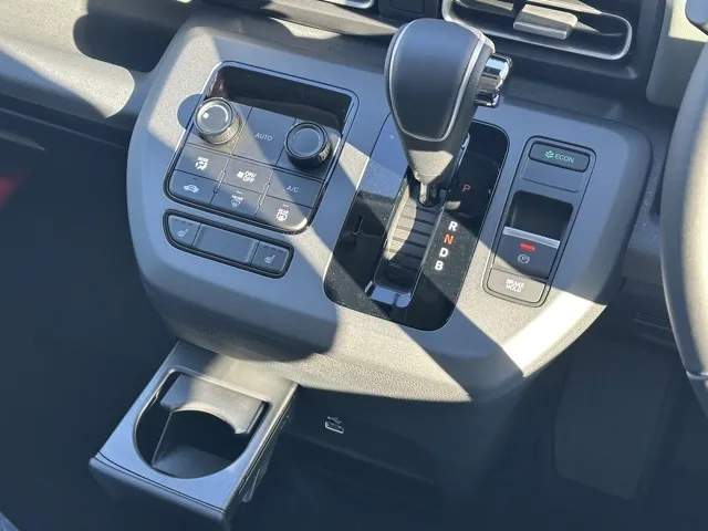 フリード(ホンダ)e：HEVクロスター 5人乗登録済未使用車 22