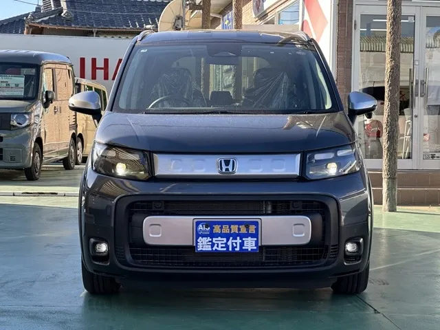 フリード(ホンダ)e：HEVクロスター 5人乗登録済未使用車 25