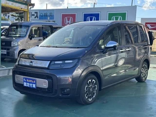 フリード(ホンダ)e：HEVクロスター 5人乗登録済未使用車 1
