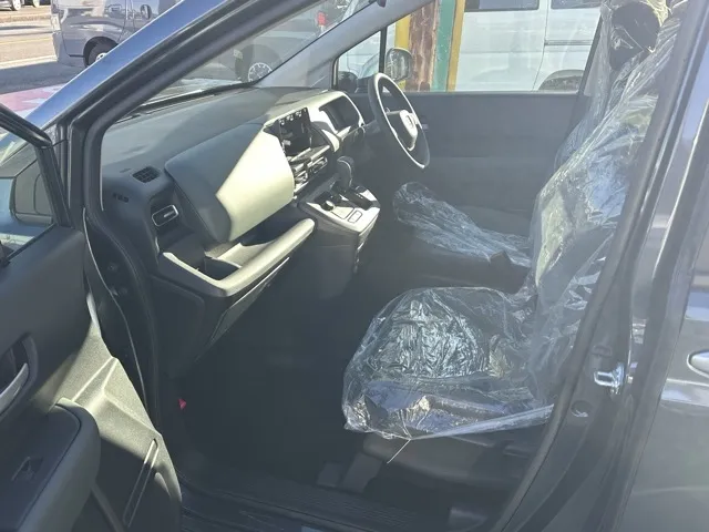 フリード(ホンダ)e：HEVクロスター 5人乗登録済未使用車 3