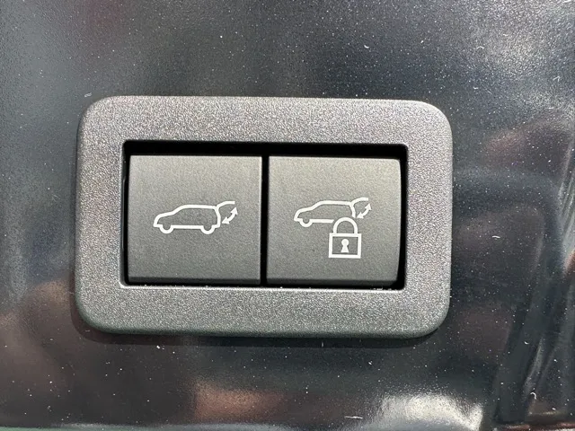 プリウス(トヨタ)Z 4WD登録済未使用車 9