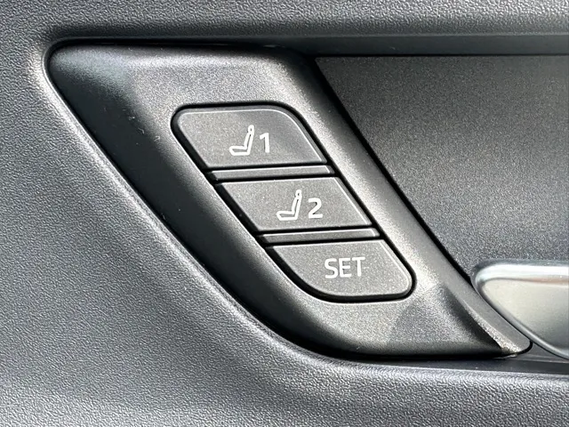 プリウス(トヨタ)Z 4WD登録済未使用車 14