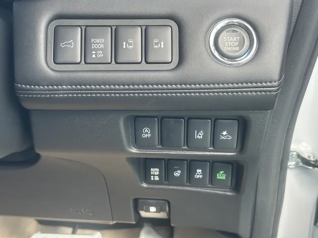 デリカD:5(三菱)Ｐ 8人 ナビ取付PKGⅡ オートステップ付レンタ登録済未使用車 18