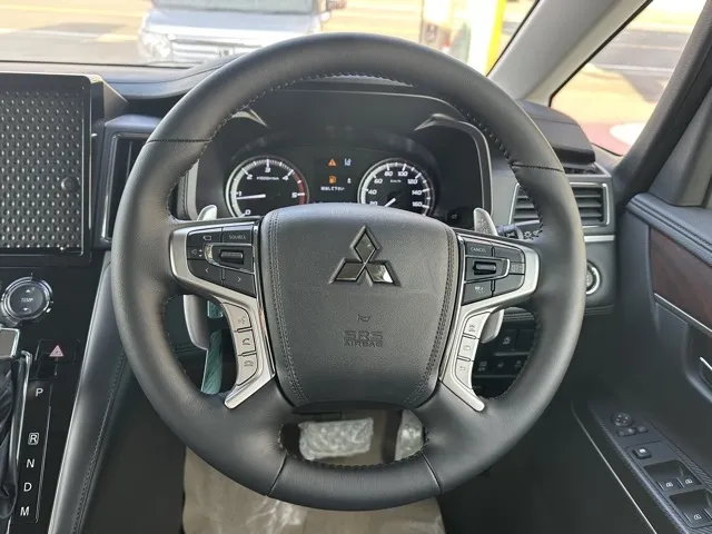 デリカD:5(三菱)Ｐ 8人 ナビ取付PKGⅡ オートステップ付レンタ登録済未使用車 8