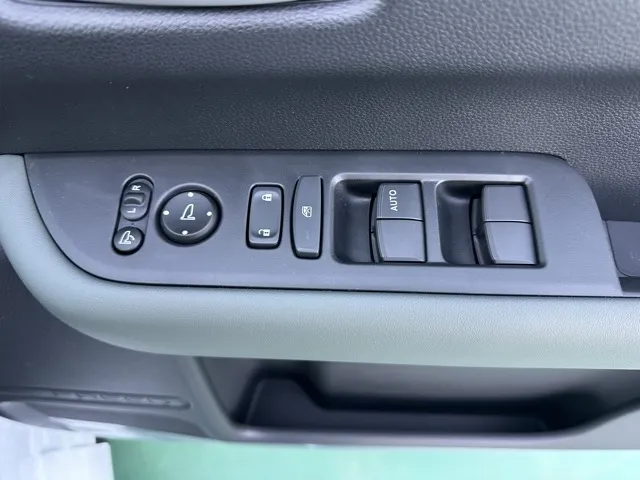 フリード(ホンダ)e：HEVクロスター 5人乗登録済未使用車 11