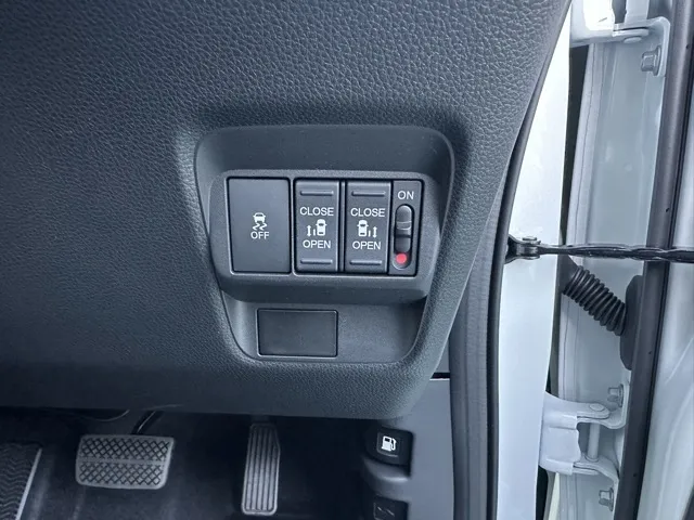 フリード(ホンダ)e：HEVクロスター 5人乗登録済未使用車 12