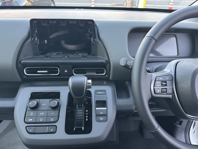 フリード(ホンダ)e：HEVクロスター 5人乗登録済未使用車 13