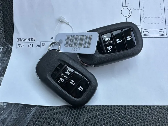 フリード(ホンダ)e：HEVクロスター 5人乗登録済未使用車 16