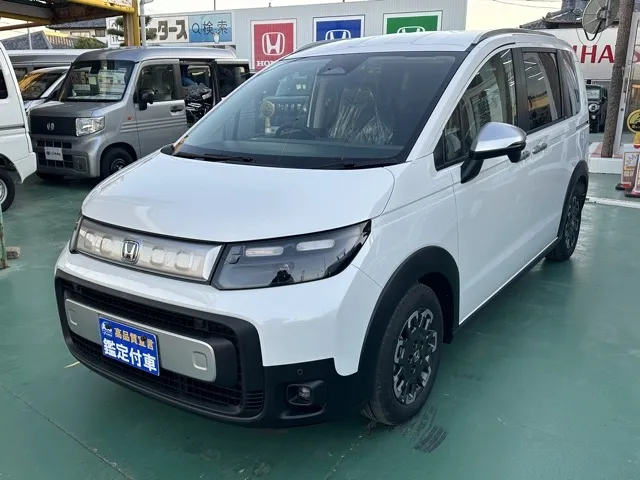 フリード(ホンダ)e：HEVクロスター 5人乗登録済未使用車 1